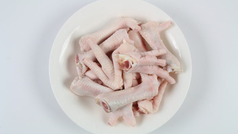 排骨鸡脚木瓜汤,鸡脚去除鸡指甲,清洗干净,切断。
