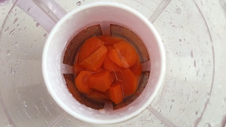 鲜虾胡萝卜面,把胡萝卜放入料理机中,加入适量的水。