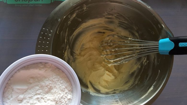 可爱印花饼干,加入糖粉均匀混合,再加入玫瑰盐