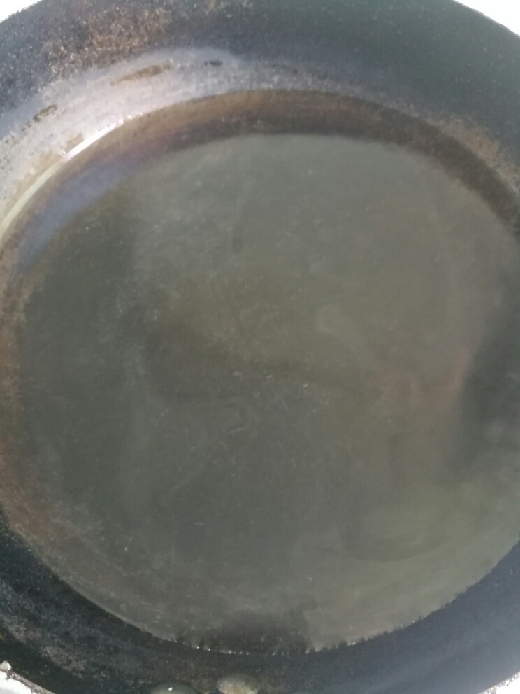 鱼丸干贝汤,坐一锅水,开最小火,开始挤丸子。如果手脚慢,丸子挤得慢,干脆等挤完再开火。