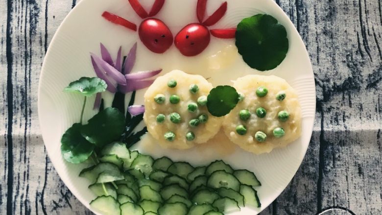 菏塘月夜,土豆煮熟捣成土豆泥，拌上盐、鸡精、黑胡椒，黄瓜切片罢成水波纹状，洋葱剪花<a style='color:red;display:inline-block;' href='/shicai/ 3438'>圣女果</a>做金鱼，下铺一层银耳粥做荷塘水。