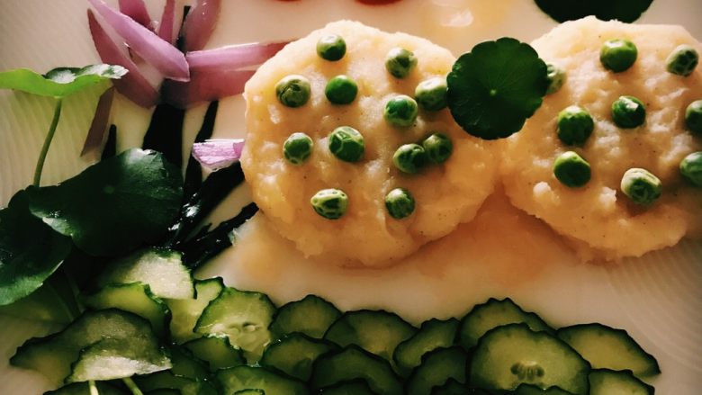 菏塘月夜,<a style='color:red;display:inline-block;' href='/shicai/ 54'>黄瓜</a><a style='color:red;display:inline-block;' href='/shicai/ 456'>青豆</a>洋葱做配料