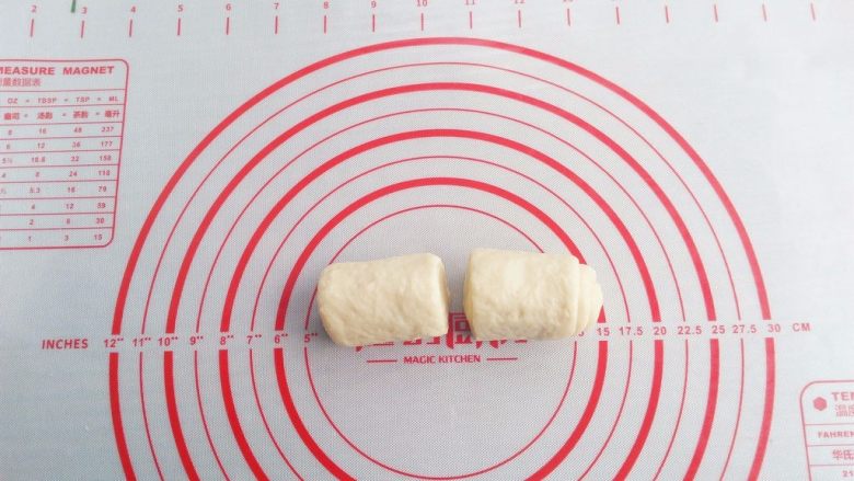 北海道吐司(直接法),将卷好的面团一切为二。
