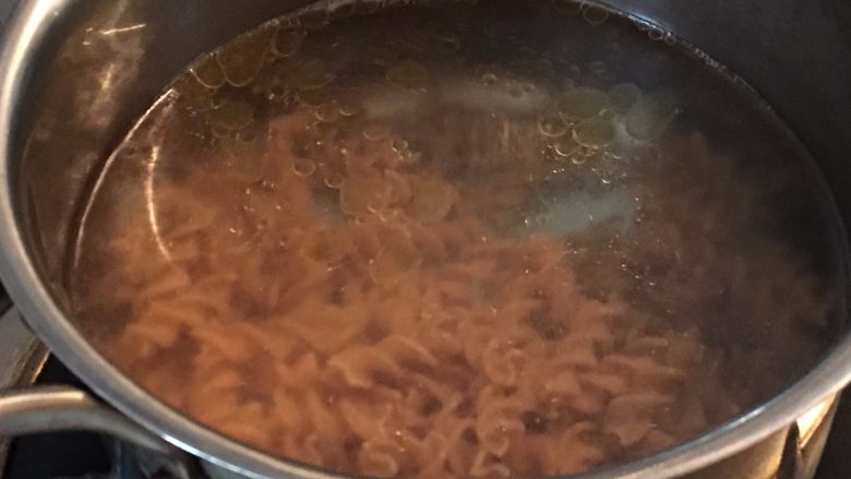 田园干果全麦螺旋面,烧一锅开水,放入全麦螺旋面,橄榄油,食用盐煮熟