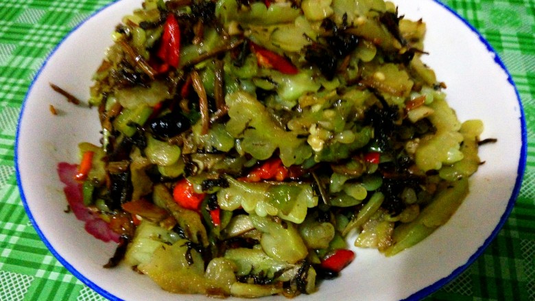 豆豉酸菜炒苦瓜,这道菜有酸菜和辣椒中和了苦瓜的苦味,所以不显得特别苦。又有豆豉特有的酱香味。非常提食欲。
苦瓜有一个优点就是:不管和什么食材搭配,它的苦味都不会掺透。但却会吸收别的食材的味道。所以宜荤宜素。夏天炎然,吃什么都不香。不妨想法做点苦瓜菜肴吃,去燥热,清心,提食欲。信我,你不吃亏。
喜欢,记得关注我。后续我会持续和大家说湘做辣。介绍湖南的美食。