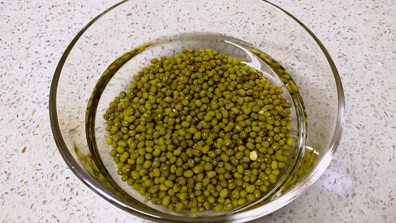海带绿豆薏米糖水,<a style='color:red;display:inline-block;' href='/shicai/ 453'>绿豆</a>洗净,用清水泡一下。