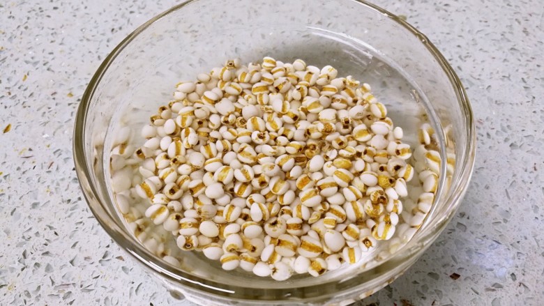 海带绿豆薏米糖水,<a style='color:red;display:inline-block;' href='/shicai/ 494'>薏米</a>洗净,用清水泡一下。