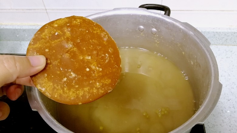 海带绿豆薏米糖水,绿豆薏米煮好后,等高压锅气阀下降了,开盖,放入块状红糖。