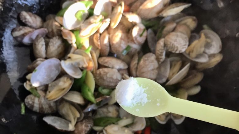 爆炒香辣花蛤~好吃到爆,根据家人口味添加少许盐