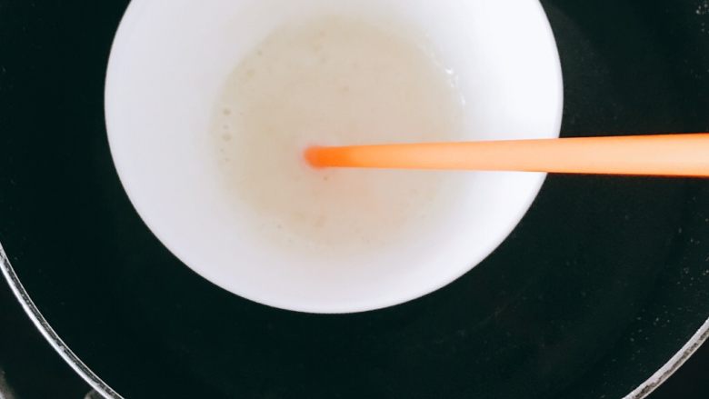 牛油果酸奶冻,牛奶加入吉利丁粉隔热水融化,成为吉利丁牛奶液,放一边待用。
甜食爱好者可以先在牛奶中加适量糖融化后再加吉利丁。