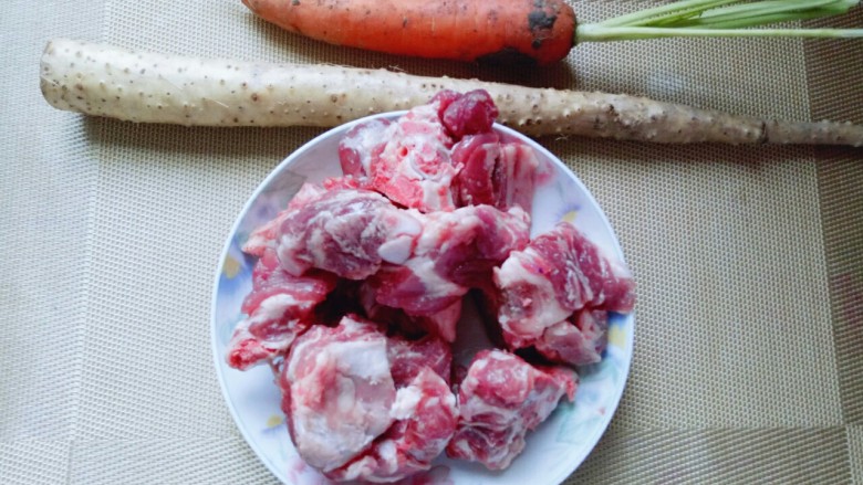 胡萝卜小排汤,准备食材: 今天看到超市的<a style='color:red;display:inline-block;' href='/shicai/ 25'>胡萝卜</a>特别新鲜,正好要烧汤,就买回来了。