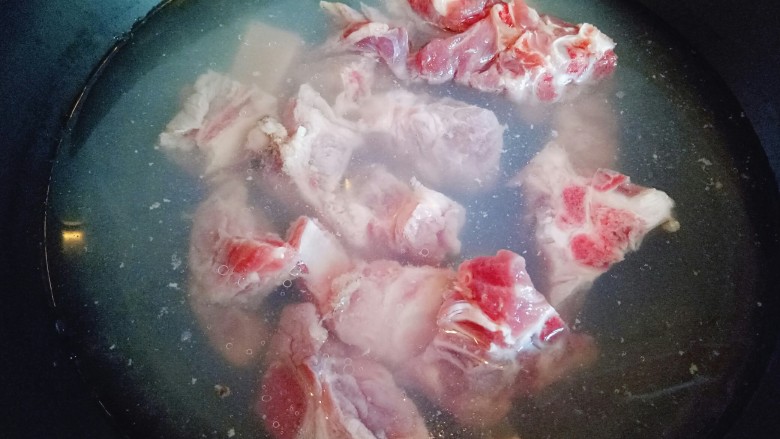 胡萝卜小排汤,排骨洗干净后,冷水入锅焯水。大火烧开即可捞出,用冷水反复冲洗,把排骨上的杂质冲洗干净备用。