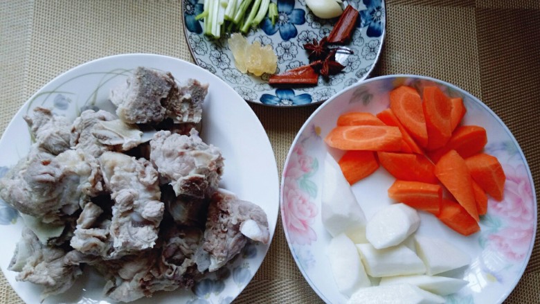 胡萝卜小排汤,调料准备好,所以食材准备好了。