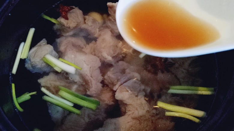 胡萝卜小排汤,加入<a style='color:red;display:inline-block;' href='/shicai/ 718'>料酒</a>,大火烧开后转小火慢熬25分钟。