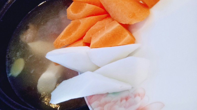 胡萝卜小排汤,25分钟后加入切好的山药和胡萝卜,大火再次烧开,转小火熬15分钟即可。