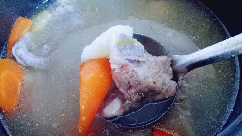 胡萝卜小排汤,15分钟后鲜美的汤完成啦!调味出锅,香浓哦~