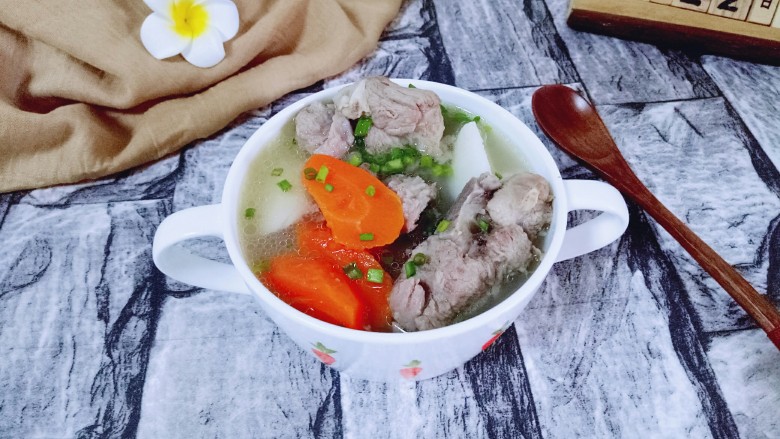 胡萝卜小排汤,孩子最爱,三伏天食疗要格外注意,清热祛湿哦。可以适当熬一些滋补的汤。
