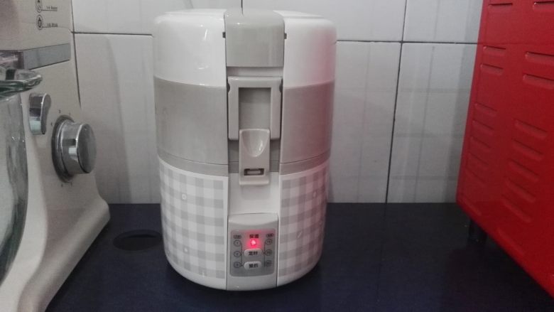 玉米红枣米粥,听到嘀嘀嘀声音提示,粥就煮好了,饭盒进入保温状态。