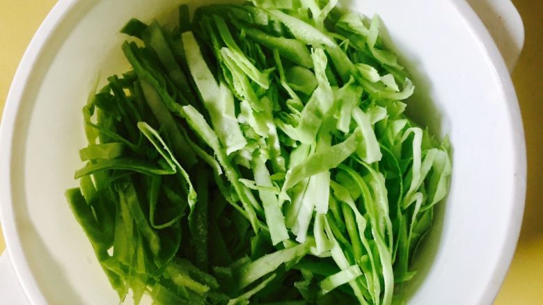 炝拌卷心菜,放入小盆中,撒少许盐