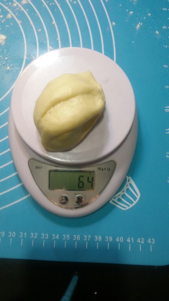 奶香土司,取出分割,64g一个面团,