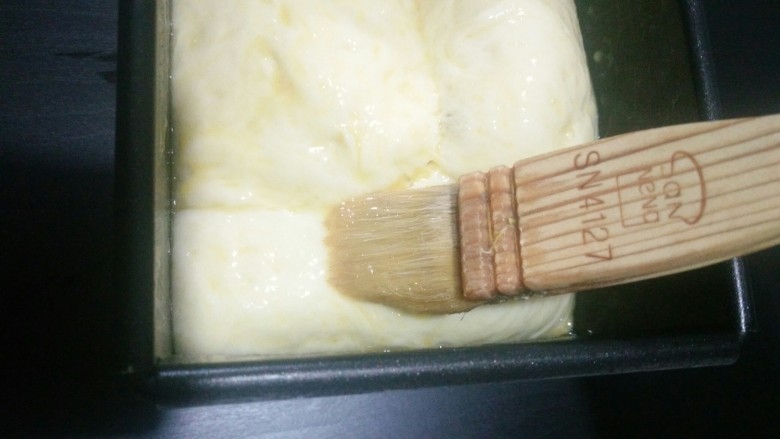 奶香土司,发酵好的面团,表面涂抹全蛋液。