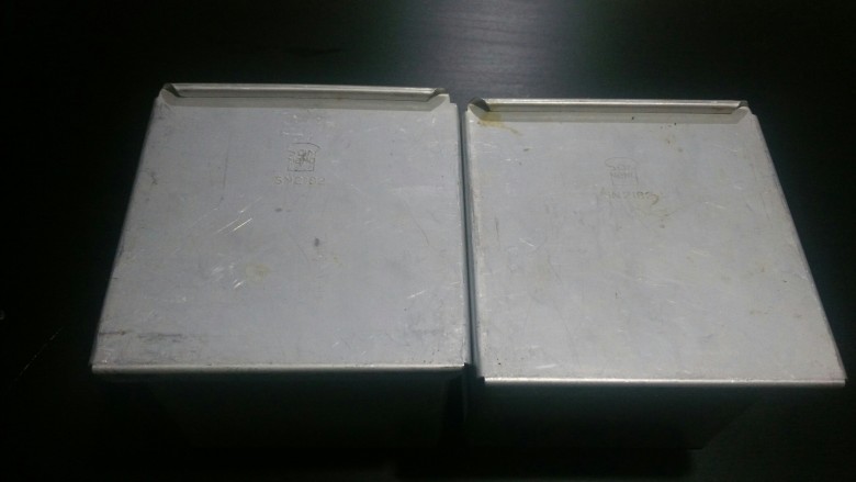 奶香土司,盖上土司盒,准备放烤箱烘烤。
烤箱提前预热10分钟。上下火180℃,烤箱下层,时间30-35分钟。(烤箱温度,时间根据跟人烤箱来定义。)