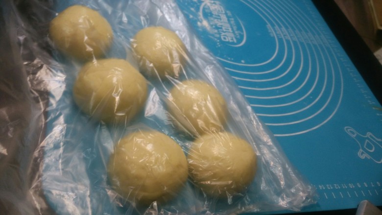 奶香土司,盖上保鲜袋,松弛15分钟。