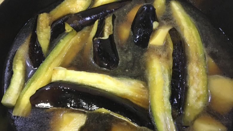 东北茄子酱,加入适量的水,盖上锅盖大火炖,加入适量的盐,酱油十三香