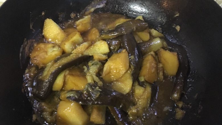 东北茄子酱,茄子土豆炖好了,用勺子后面把土豆茄子碾成泥