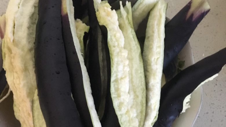 东北茄子酱,把茄子撕成小条,土豆用刀奔成小块