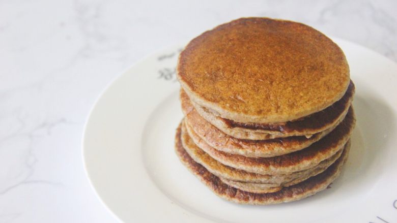 【燕麦香蕉Pancake】(素食低脂版),#以下几步都是小Tips#
(1) 这个量是1到2人份.我刚好做了6个。