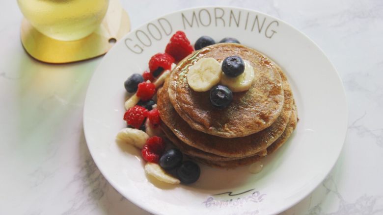 【燕麦香蕉Pancake】(素食低脂版),我加了蓝莓树莓和香蕉