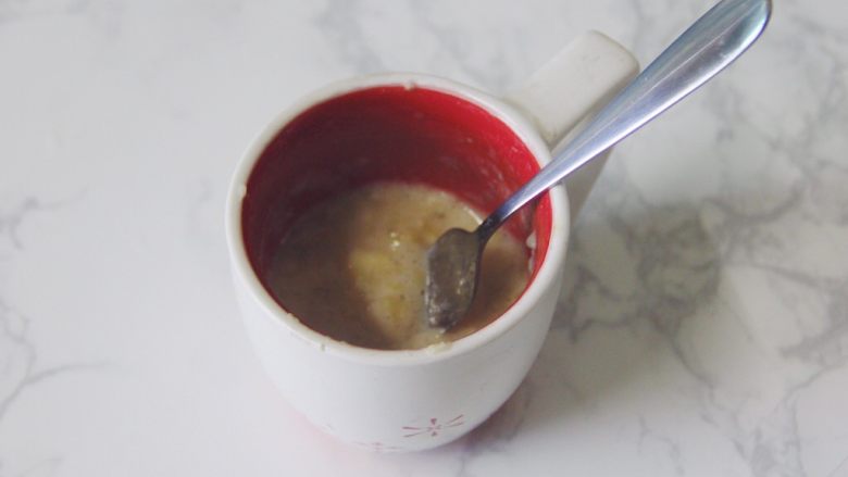 【燕麦香蕉Pancake】(素食低脂版),<a style='color:red;display:inline-block;' href='/shicai/ 610'>香蕉</a>用叉子捣成泥,越细腻越好。