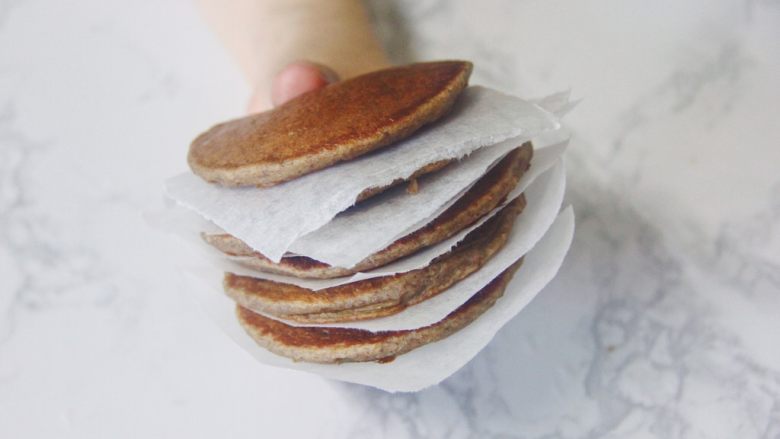 【燕麦香蕉Pancake】(素食低脂版),(2) 可以一次多做几份,冷却后用烘焙纸把它们一个个隔开,再放到保鲜袋里冷冻保存,下次要吃的时候拿出几片室温解冻或微波炉加热一下就可以直接吃啦!!