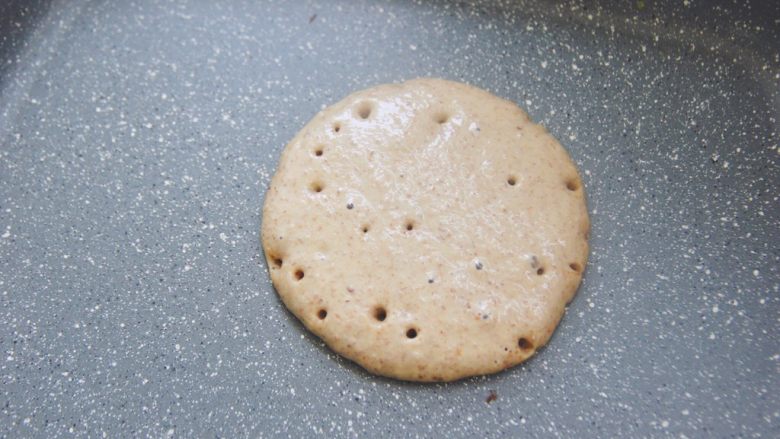 【燕麦香蕉Pancake】(素食低脂版),小火慢慢加热,待面糊表面有很多小气孔形成,不均匀分布整个面饼,就可以用铲子翻面了