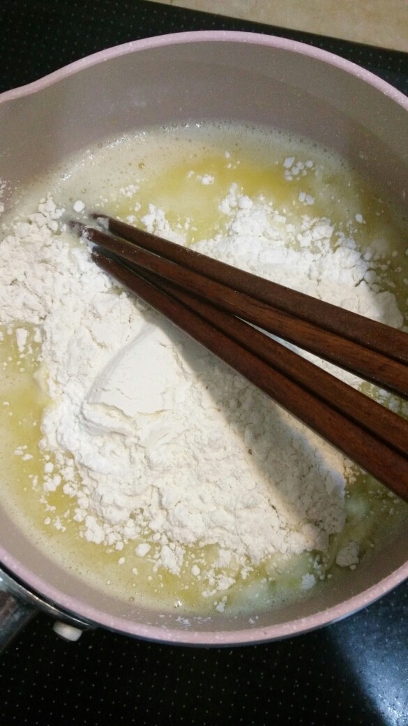 酥皮泡芙,关火,迅速加入过筛好的低筋面粉,