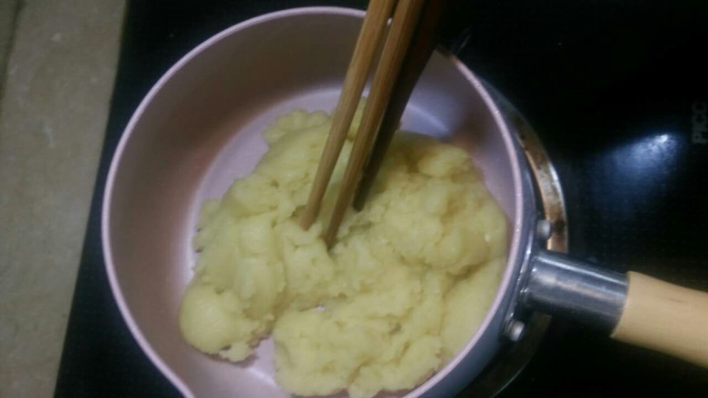 酥皮泡芙,在开小火,加热,不停搅拌1-2分钟。直到锅底受热出现一层薄膜关火,即可。