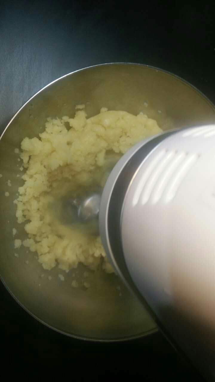 酥皮泡芙,做好的面团取出,放入打蛋盆中,电动打蛋器散热,降温至面团不烫手即可。