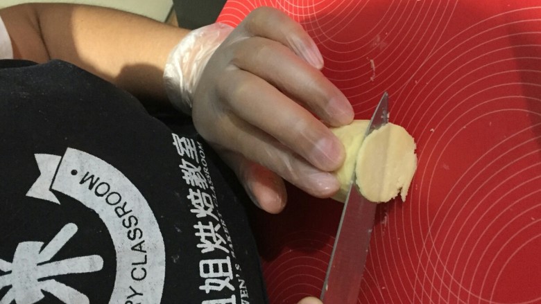 酥皮泡芙,这会泡芙酥皮已经定好形状,取出切薄薄的片状。