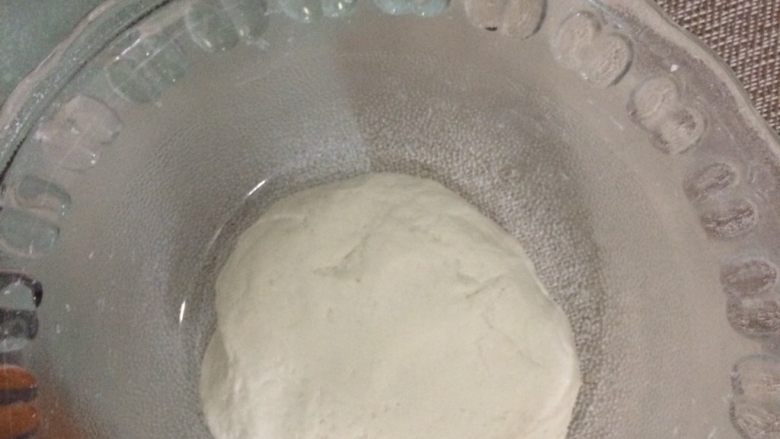 虾仁鸡蛋韭菜饺子,面团醒盖好,去弄饺馅