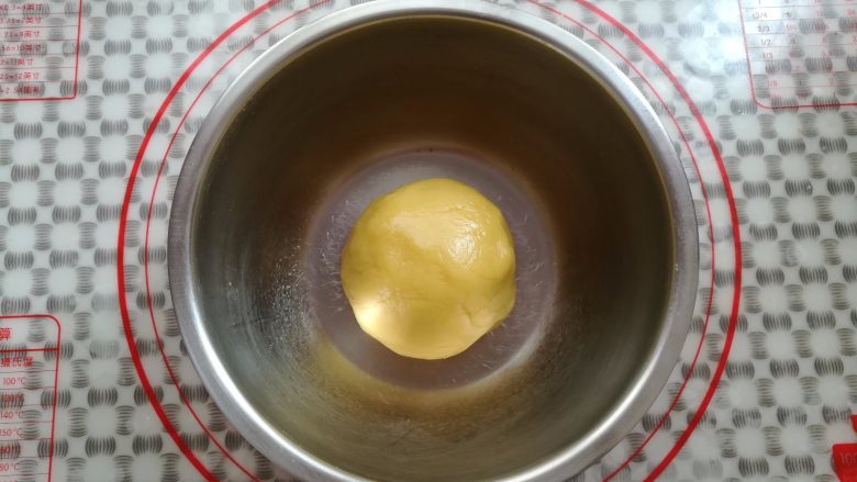 苹果酥,戴上一次性手套把面团抓匀,也可以直接用刮刀慢慢的混合,盖上保鲜膜放入冰箱冷藏1小时左右