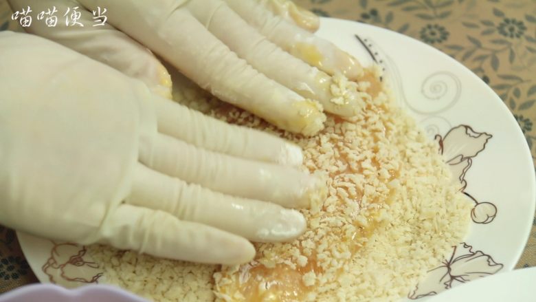 香煎鸡排饭,再沾上面包糠;重复做一次,能让煎出来的鸡排更加的酥脆。