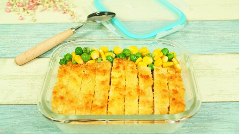 香煎鸡排饭,鸡排切成条装入便当盒,加上其他配菜,香煎鸡排饭就做好了。