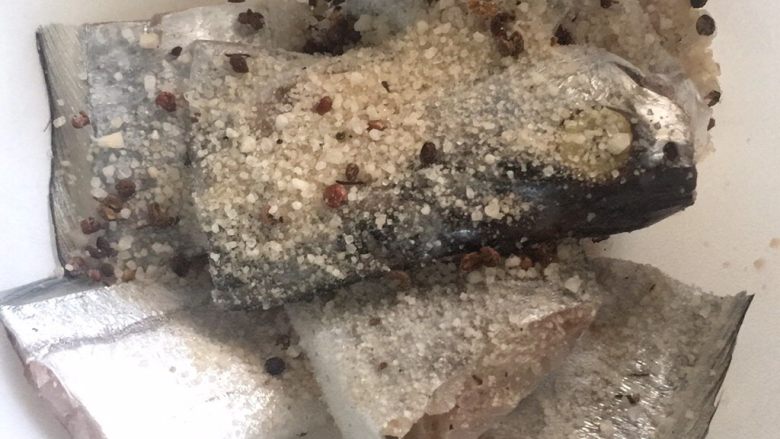 清蒸带鱼,剪成二寸左右的段,用盐腌制二小时,花椒盐也可以根据个人口味