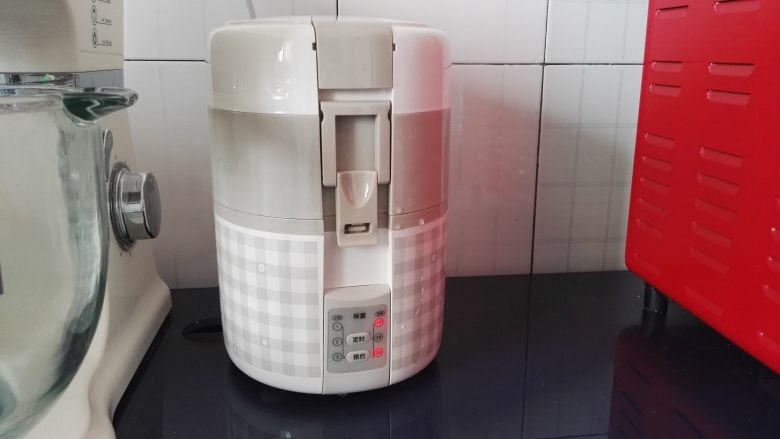 红枣小米粥 ,插上电源,按定时键4次,灯10、30都亮,表示煮粥时间为40分钟。