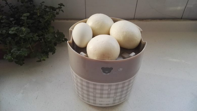 红枣小米粥 ,打开盖,取出馒头,咸鸭蛋。