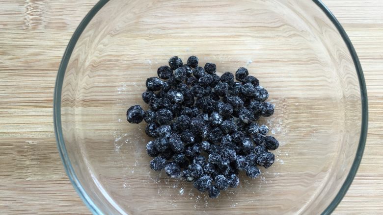 蓝莓戚风蛋糕,撒点低筋粉拌匀,这样可以预防沉底