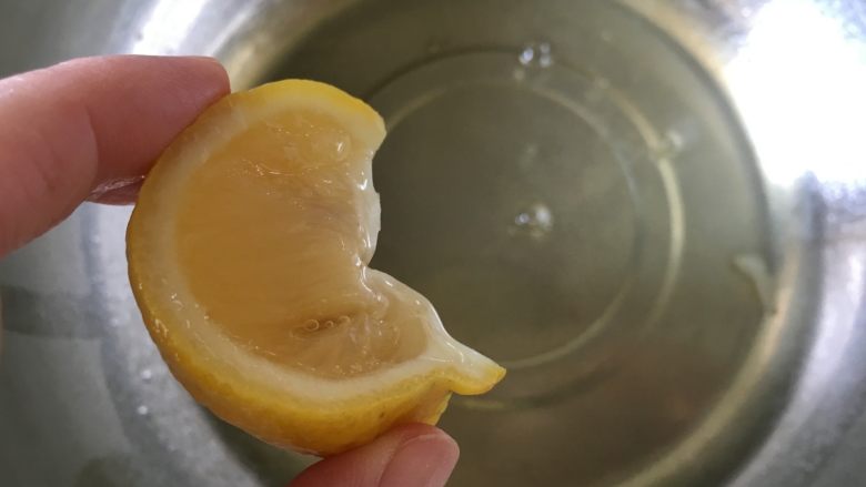 蓝莓戚风蛋糕,蛋清中挤入几滴柠檬汁(或白醋)