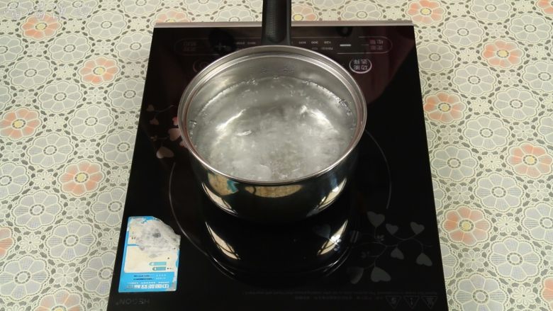 西红柿炒蛋,准备一个小锅,锅里加水烧开。