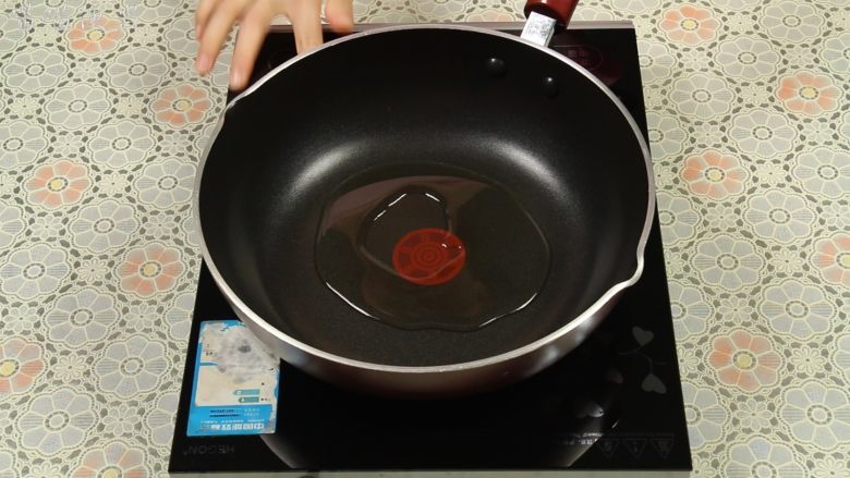 西红柿炒蛋,锅里倒入食用油,中火加至五成热倒入鸡蛋液。